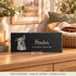 Visuel d’illustration, image de synthèse : plaque souvenir en ardoise sur un buffet, près d’un panier vide et d’un collier