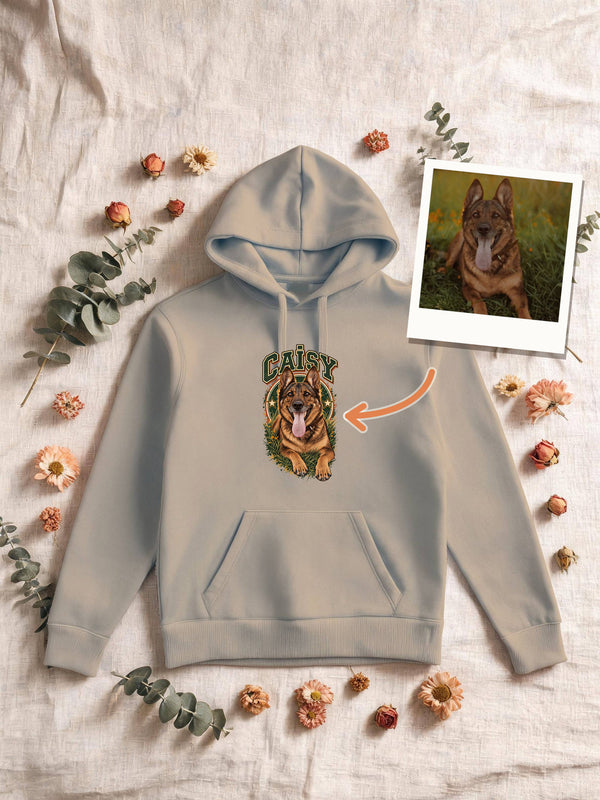 Visuel d'illustration : la photo de Caisy, berger allemand, en polaroïd, et une flèche vers son portrait imprimé sur un sweat à capuche sable posé à plat