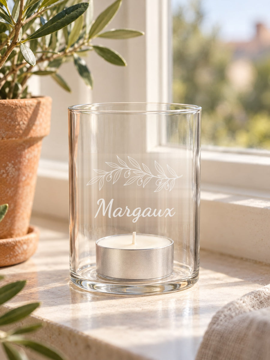 Visuel d’illustration – photophore sur un rebord de fenêtre, gravé « Margaux » (exemple de prénom)
