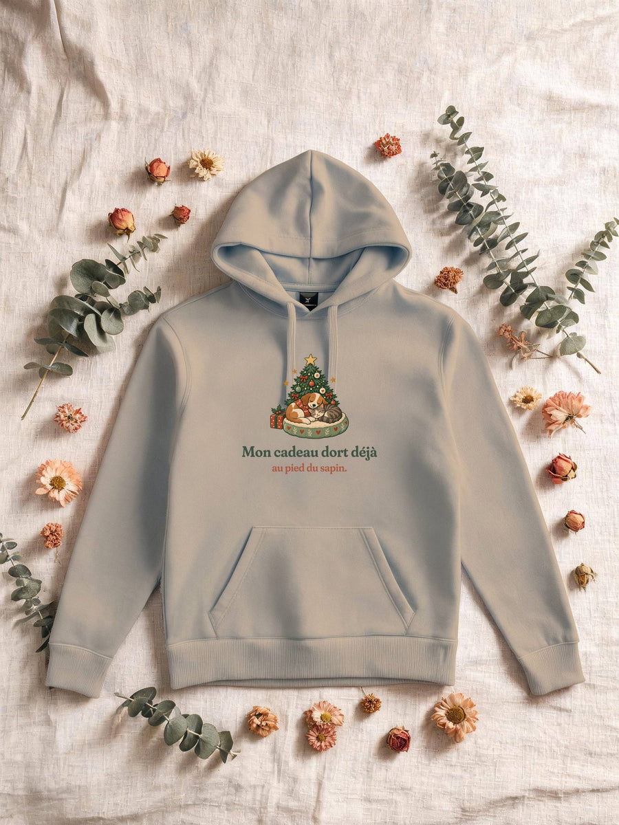 Visuel d’illustration – Sweat homme sable avec le motif de Noël : un chien et un chat endormis au pied d’un petit sapin et la phrase « Mon cadeau dort déjà au pied du sapin. »