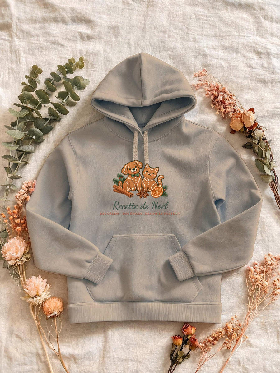 Visuel d’illustration – Sweat femme sable avec le motif de Noël : deux biscuits de pain d’épices en forme de chien et de chat et le texte « Recette de Noël : des câlins, des épices, des poils partout »