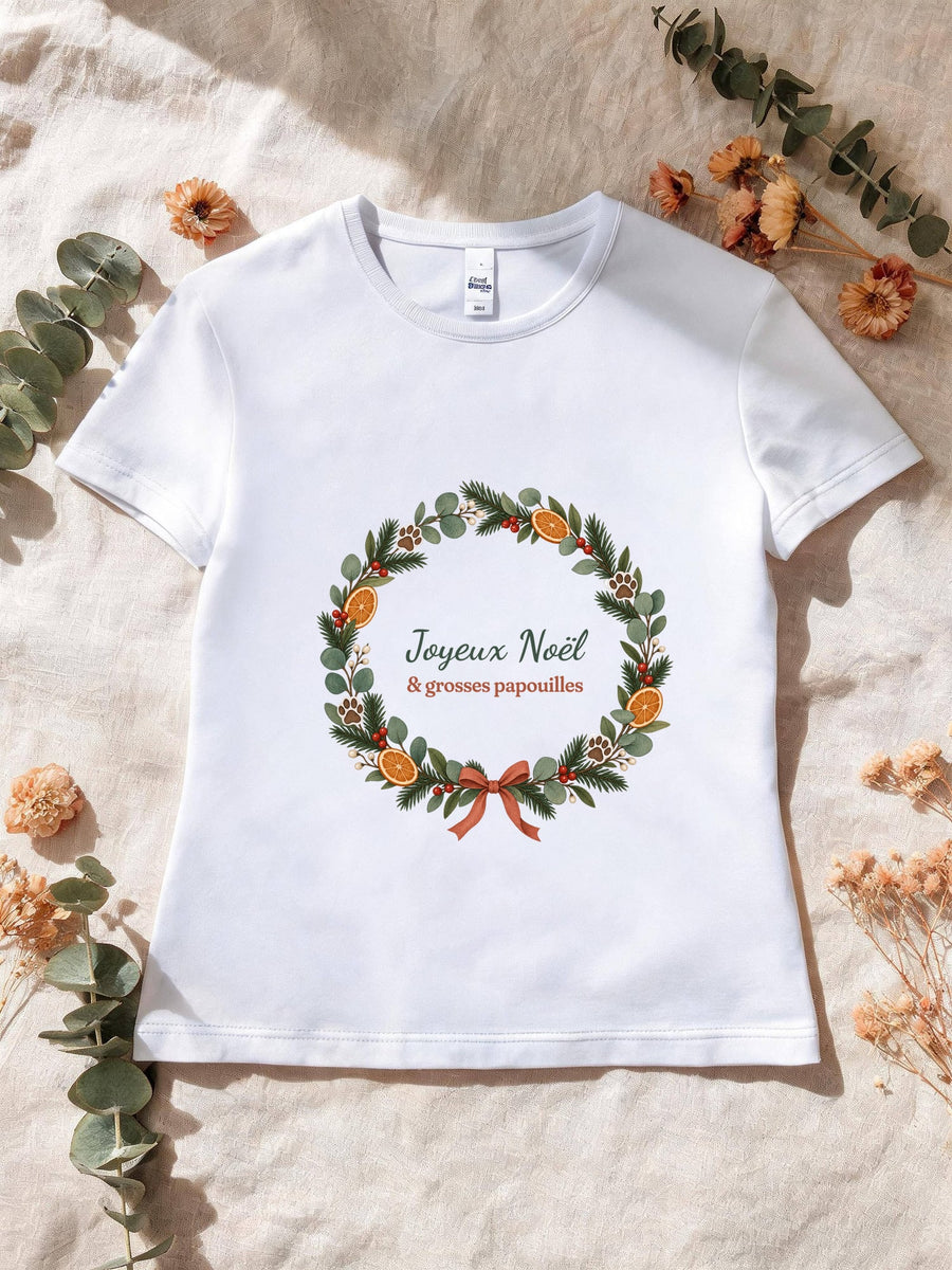 Visuel d’illustration – T-shirt femme blanc avec le motif de Noël : une couronne de Noël avec des empreintes de pattes et le texte « Joyeux Noël & grosses papouilles »