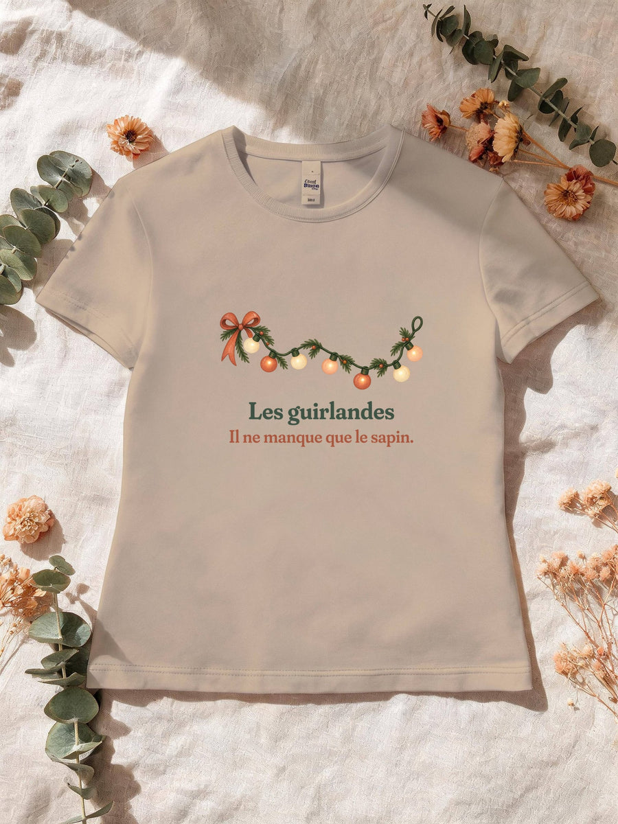 Visuel d’illustration – T-shirt femme sable avec le motif une guirlande lumineuse et « Les guirlandes. Il ne manque que le sapin. »
