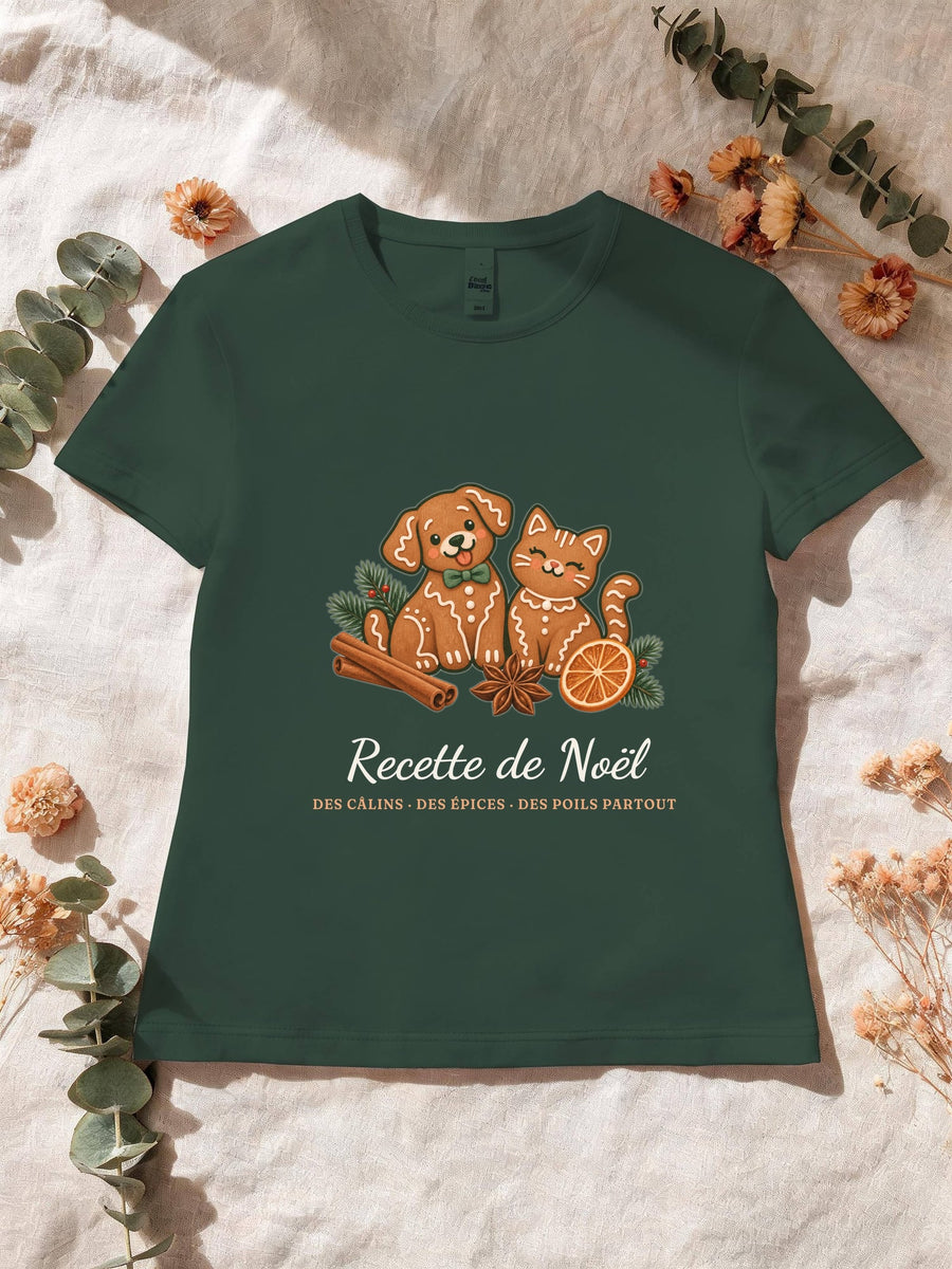 Visuel d’illustration – T-shirt femme vert forêt avec le motif de Noël : deux biscuits de pain d’épices en forme de chien et de chat et le texte « Recette de Noël : des câlins, des épices, des poils partout »
