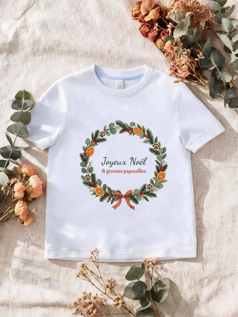 Visuel d’illustration – T-shirt homme blanc avec le motif de Noël : une couronne de Noël avec des empreintes de pattes et le texte « Joyeux Noël & grosses papouilles »