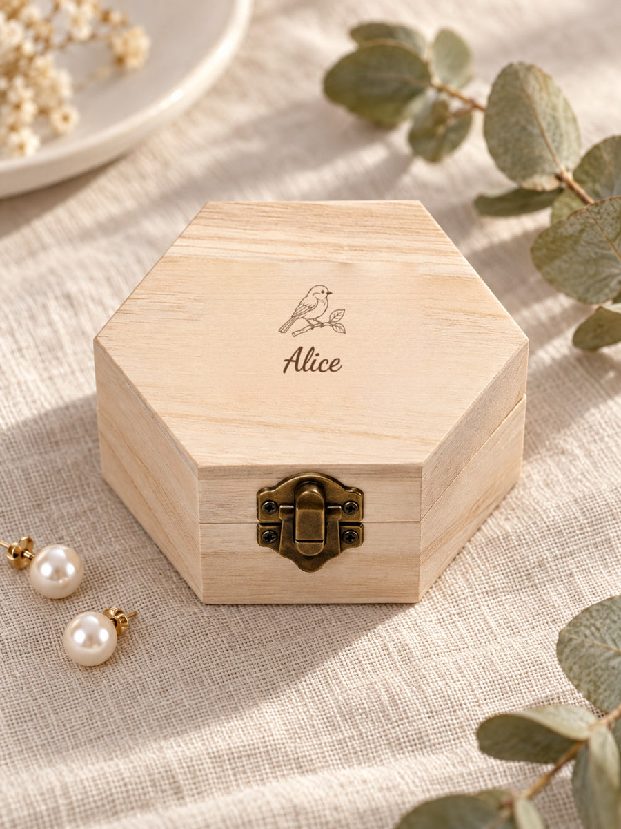 Visuel d’illustration – coffret en bois sur un lin près de boucles d’oreilles, gravé « Alice » (exemple)
