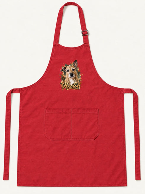 Visuel d’illustration – tablier de cuisine rouge en coton, à plat, vue de face, avec le portrait d’Hector, chien fictif, style Portrait signature, prénom en lettres dorées