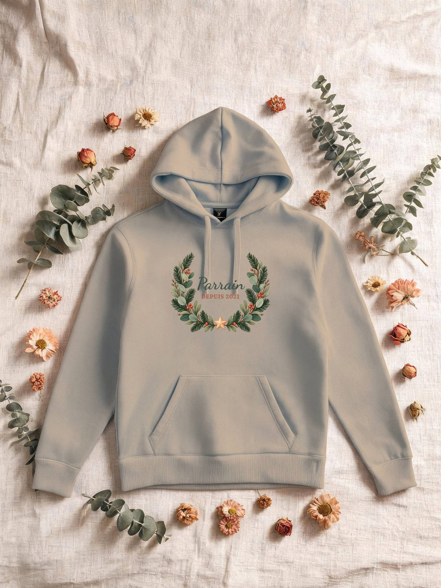 Visuel d’illustration – Sweat homme sable avec le motif une couronne de sapin et « Parrain depuis 2021 » (exemple d’année)