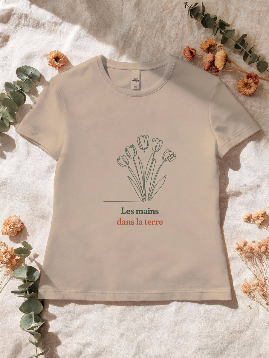 Visuel d’illustration – T-shirt femme sable avec le motif un bouquet de tulipes, dessiné d’un seul trait continu et « Les mains dans la terre »