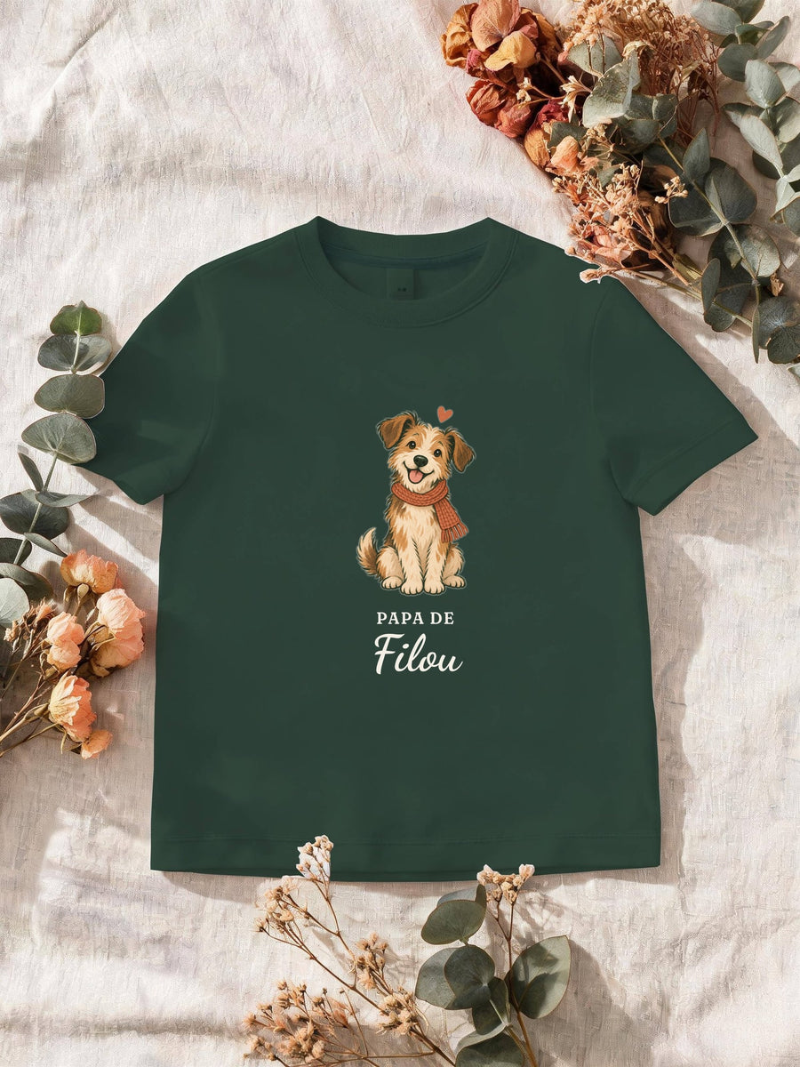 Visuel d’illustration – T-shirt homme vert forêt avec le motif un chien en écharpe et « Papa de Filou » (exemple de prénom)