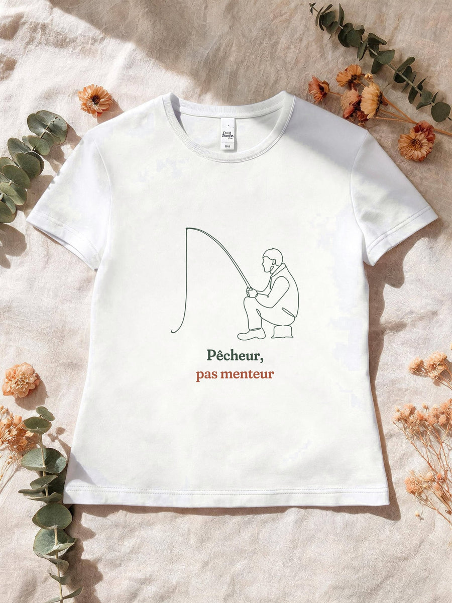 Visuel d’illustration – T-shirt femme blanc avec le motif un pêcheur accroupi avec sa canne, dessiné d’un seul trait continu et « Pêcheur, pas menteur »