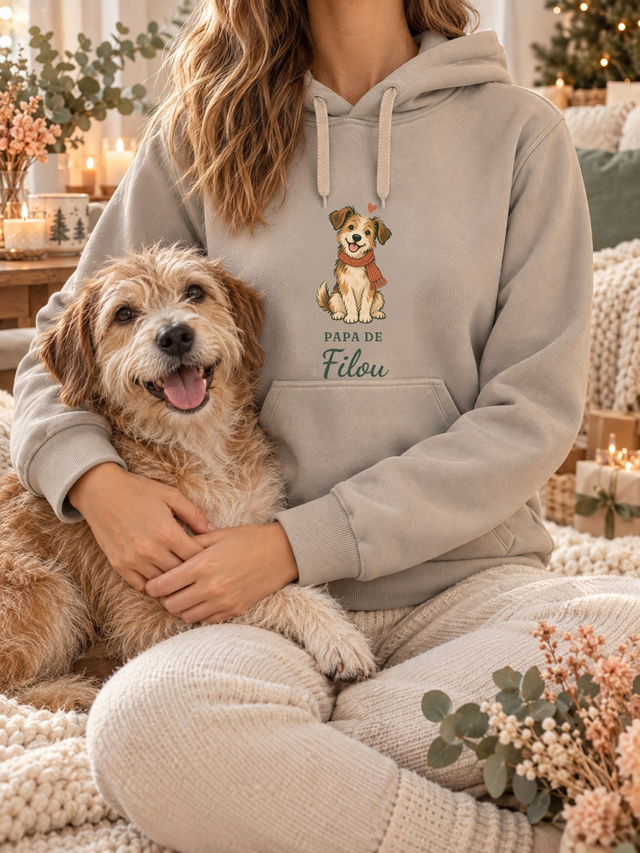 Visuel d’illustration – sweat à capuche sable dans une mise en situation, avec le motif un chien en écharpe et « Papa de Filou » (exemple de prénom)