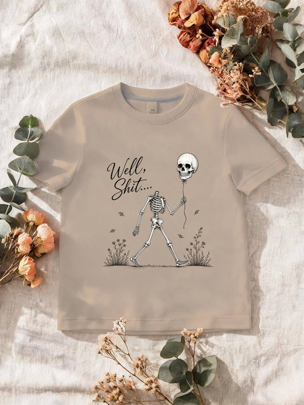 Visuel d’illustration – T-shirt homme sable avec le squelette sans tête qui promène son crâne en ballon, avec sa courte phrase en anglais