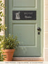 Visuel d’illustration, image de synthèse : plaque « Ici vit Hector » au portrait au crayon, collée sur une porte d’entrée vert sauge
