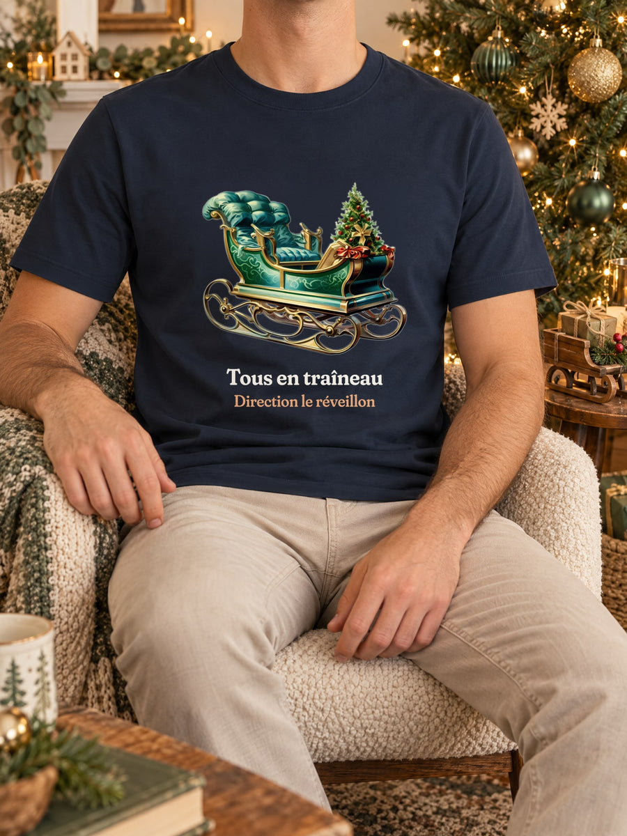Visuel d’illustration – t-shirt navy dans une mise en situation, avec le motif un traîneau vintage vert émeraude et « Tous en traîneau » et « Direction le réveillon »