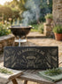 Planche apéro personnalisée présentée près d'un barbecue dans un jardin