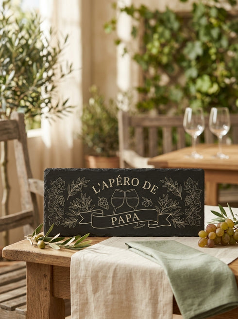 Planche apéro personnalisée L'Apéro de présentée sur une terrasse chaleureuse