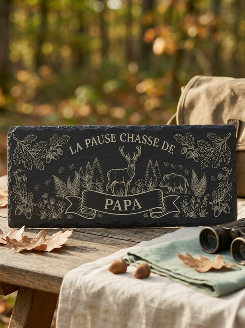 Planche personnalisée pour chasseur présentée au bord d'une forêt