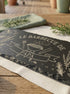 Détail de la gravure laser barbecue sur une planche en ardoise naturelle