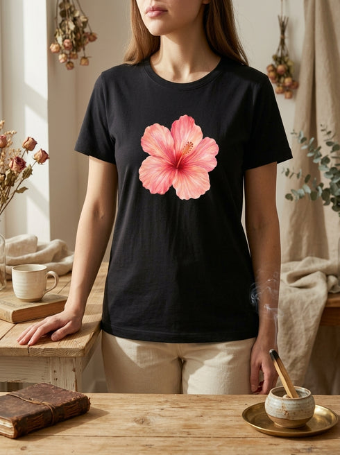 T-shirt femme noir avec hibiscus rose porté en intérieur cocooning