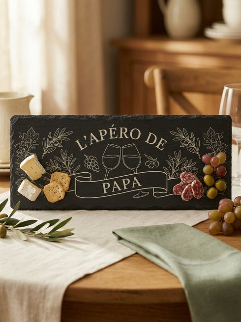 Planche apéro personnalisée servie avec fromage charcuterie olives et raisins
