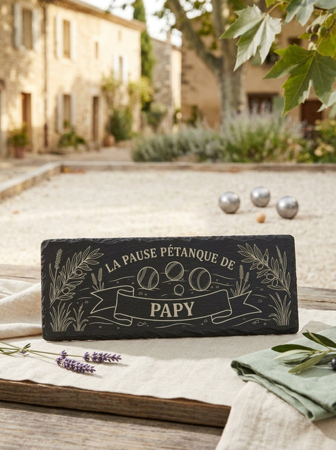 Planche personnalisée pour joueur de pétanque présentée près d'un boulodrome