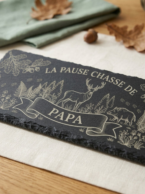 Détail de la gravure laser chasse avec cerf et sanglier sur ardoise naturelle