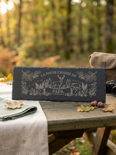 Planche personnalisée pour chasseur présentée au bord d'une forêt