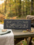 Planche personnalisée pour chasseur présentée au bord d'une forêt