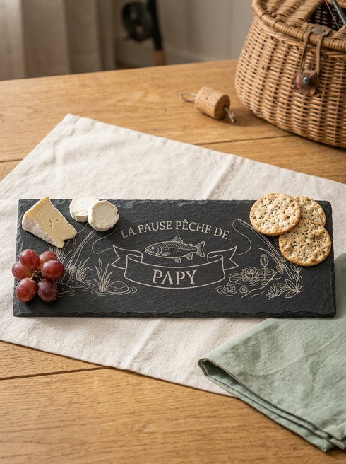 Planche apéro pêche personnalisée avec fromage raisins et crackers
