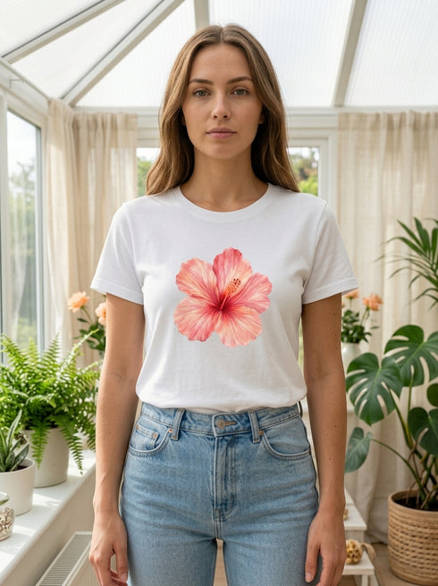 T-shirt femme blanc hibiscus aquarelle porté avec un jean clair