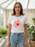 T-shirt femme blanc hibiscus aquarelle porté avec un jean clair