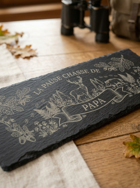 Détail de la gravure laser chasse avec cerf et sanglier sur ardoise naturelle