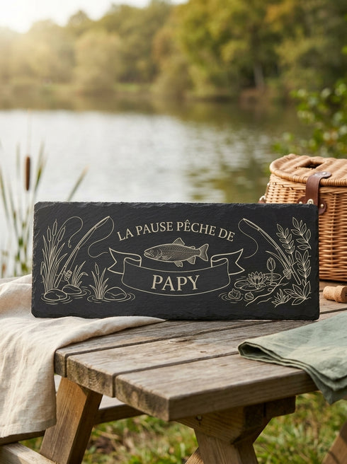 Planche personnalisée pour pêcheur présentée au bord d'un lac