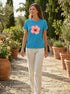 T-shirt femme Bleu Atoll à fleur d’hibiscus porté en extérieur