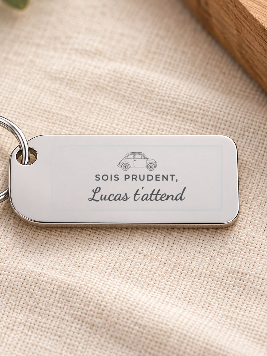 Visuel d’illustration – gros plan de la gravure : une petite voiture et « Sois prudent, Lucas t’attend »