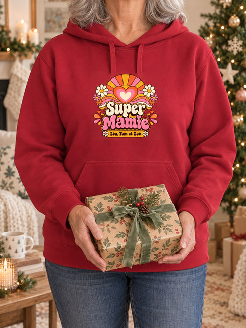 Visuel d’illustration – Grand-mère portant un sweat rouge personnalisé « Super Mamie » avec les prénoms Léa, Tom et Zoé