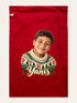 Visuel d’illustration – hotte de Noël en coton rouge cerise, 40 × 62 cm, à plat, vue de face, avec le portrait d’un garçon, style Noël douillet, prénom Yanis en lettres dorées