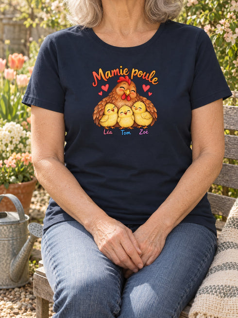 Visuel d’illustration – Grand-mère portant un t-shirt navy personnalisé « Mamie poule » avec les prénoms Léa, Tom et Zoé sous les poussins