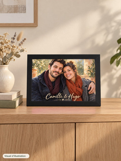 Visuel d’illustration – cadre noir 21 × 30 cm posé en paysage sur un buffet, avec un portrait de couple fictif en paysage, style plein cadre Peinture