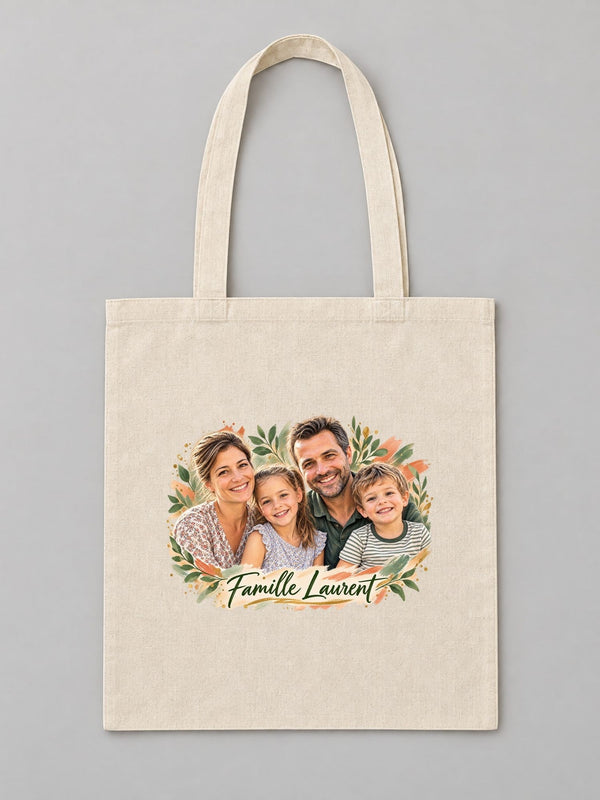 Visuel d’illustration – tote bag en coton naturel écru, à plat, vue de face, avec un portrait de famille fictive en style Portrait signature, texte « Famille Laurent »