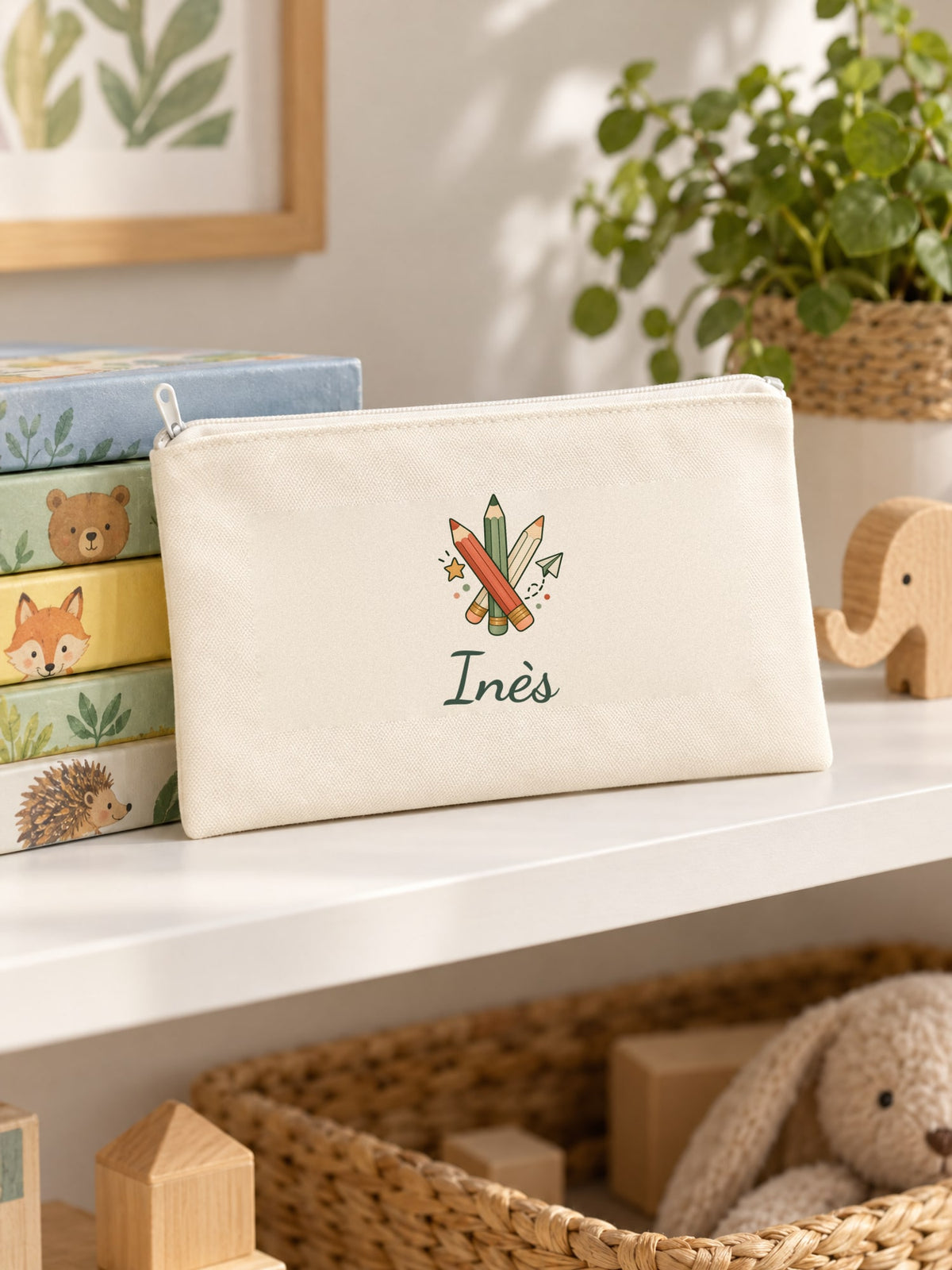 Visuel d’illustration – trousse au prénom Jules avec des crayons de couleur, sur un bureau d’écolier