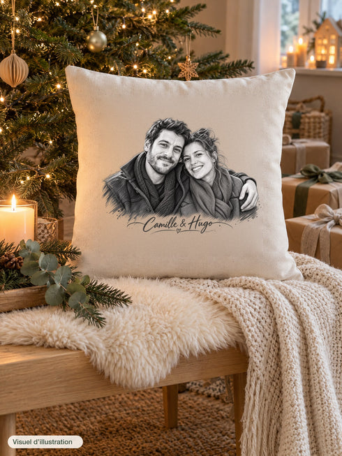 Visuel d’illustration – housse de coussin naturel au pied du sapin, avec un plaid crème et des bougies, avec un portrait de couple au crayon, style Croquis, prénoms « Camille & Hugo »