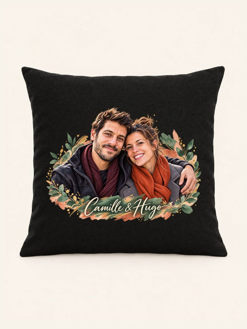 Visuel d’illustration – housse de coussin noire 40 × 40 cm, vue de face, avec un portrait de couple en style Portrait signature, prénoms « Camille & Hugo » en lettres claires