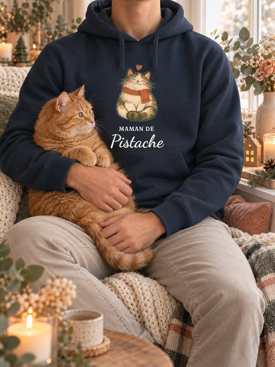 Visuel d’illustration – sweat à capuche navy dans une mise en situation, avec le motif un chat en écharpe et « Maman de Pistache » (exemple de prénom)