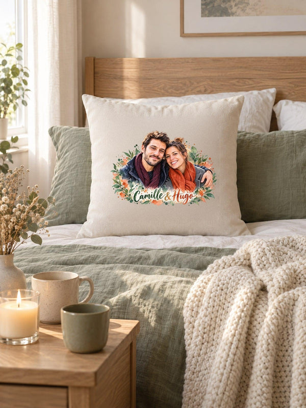 Visuel d’illustration – housse de coussin naturel sur un lit, avec du linge de lit en lin, un plaid et une bougie, avec un portrait de couple à l’aquarelle, prénoms « Camille & Hugo »