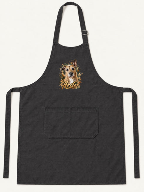 Visuel d’illustration – tablier de cuisine noir en coton, à plat, vue de face, avec le portrait d’Hector, chien fictif, style Portrait signature, prénom en lettres dorées