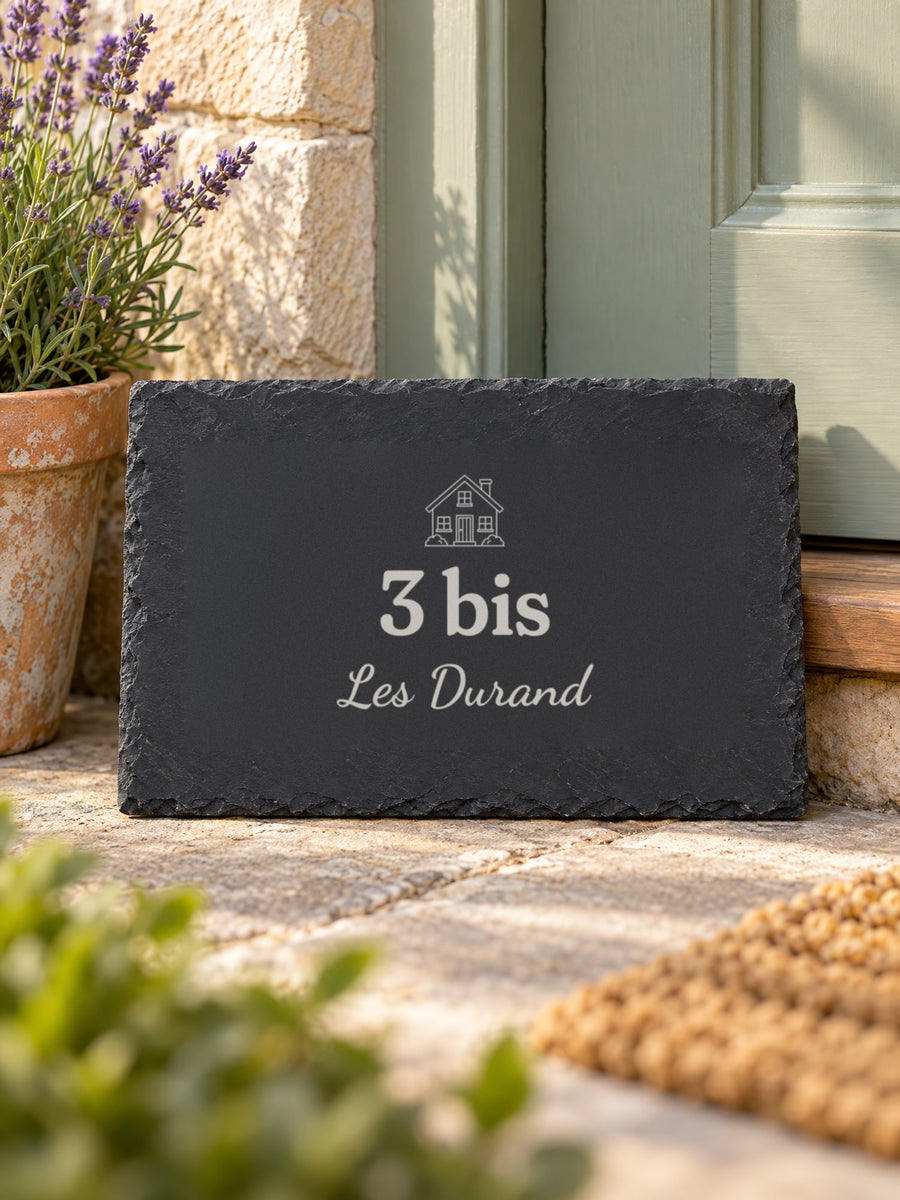 Visuel d’illustration – plaque en ardoise posée au seuil d’une maison, gravée « 3 bis » et « Les Durand » (exemple)