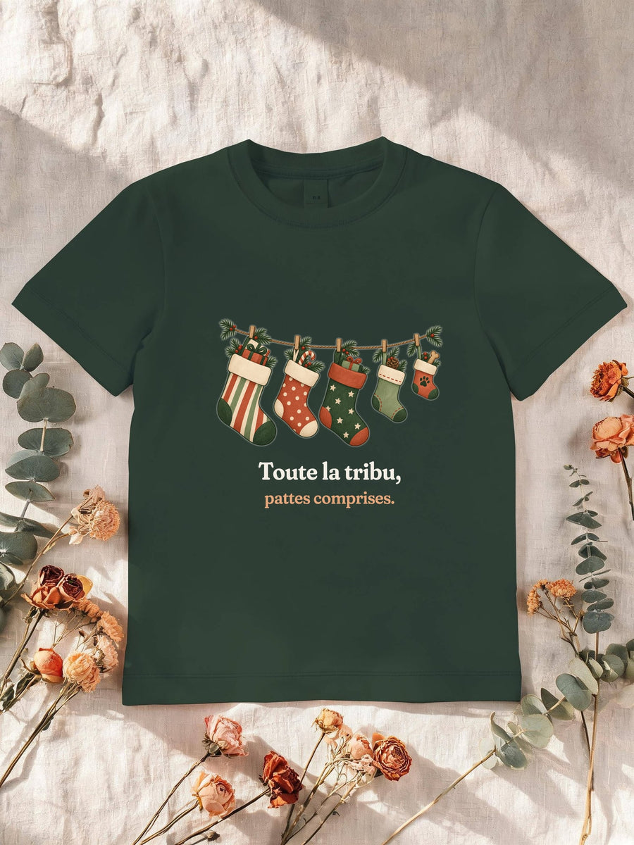 Visuel d’illustration – T-shirt enfant vert forêt avec le motif de Noël : une guirlande de chaussettes de Noël, dont une petite avec une empreinte de patte, et la phrase « Toute la tribu, pattes comprises. »