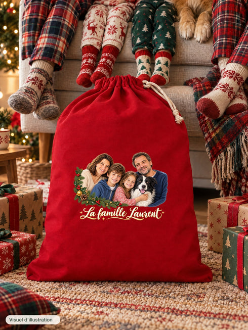 Visuel d’illustration – une hotte de Noël rouge remplie de cadeaux devant le canapé, le matin de Noël, avec le portrait d’une famille de quatre et de son chien, style Couronne de Noël, texte « La famille Laurent » en lettres dorées
